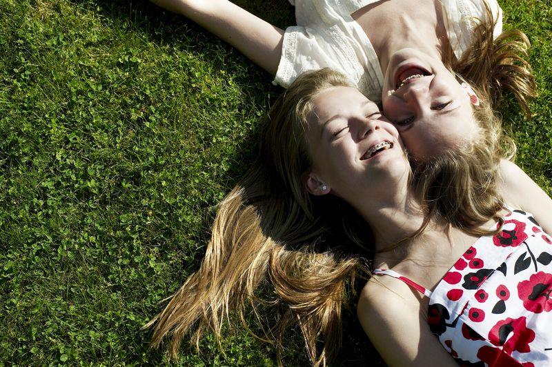 Uśmiechnięte dziewczyny na trawie